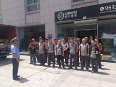 歐洲航運代理-青島交警杭州路中隊車管宣傳民警走進青島順豐速遞上安全課