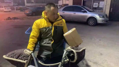 歐洲國際國際快遞-快遞小哥的春節模式：負責人留守派件，發3倍工資+紅包