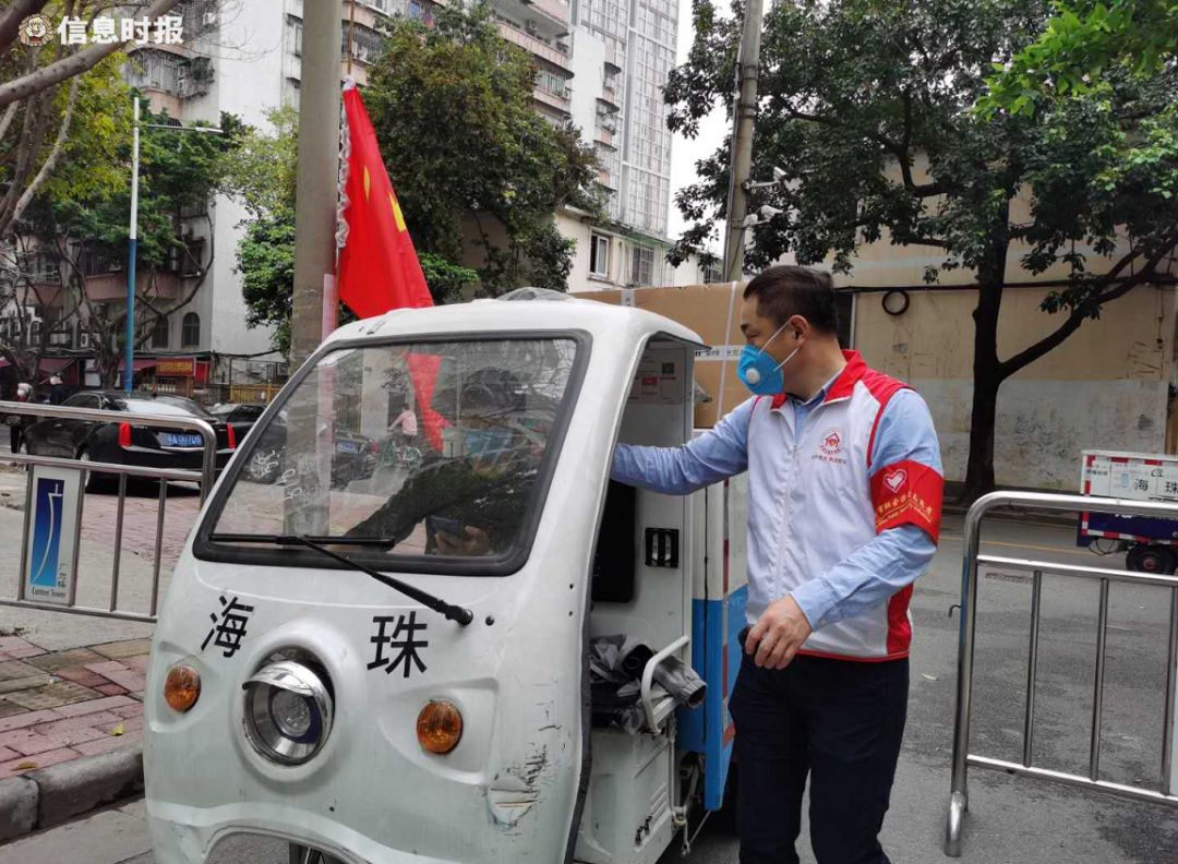  毛紡社區的圍院式管理小區工作人員為進入小區的快遞員測體溫。信息時報記者&nbsp;蔡曉素攝