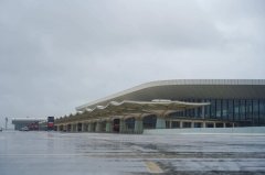  圖：臺(tái)風(fēng)中的美蘭二期航站樓 圖：美蘭二期航站樓 圖：防汛物資 圖：室內(nèi)工
